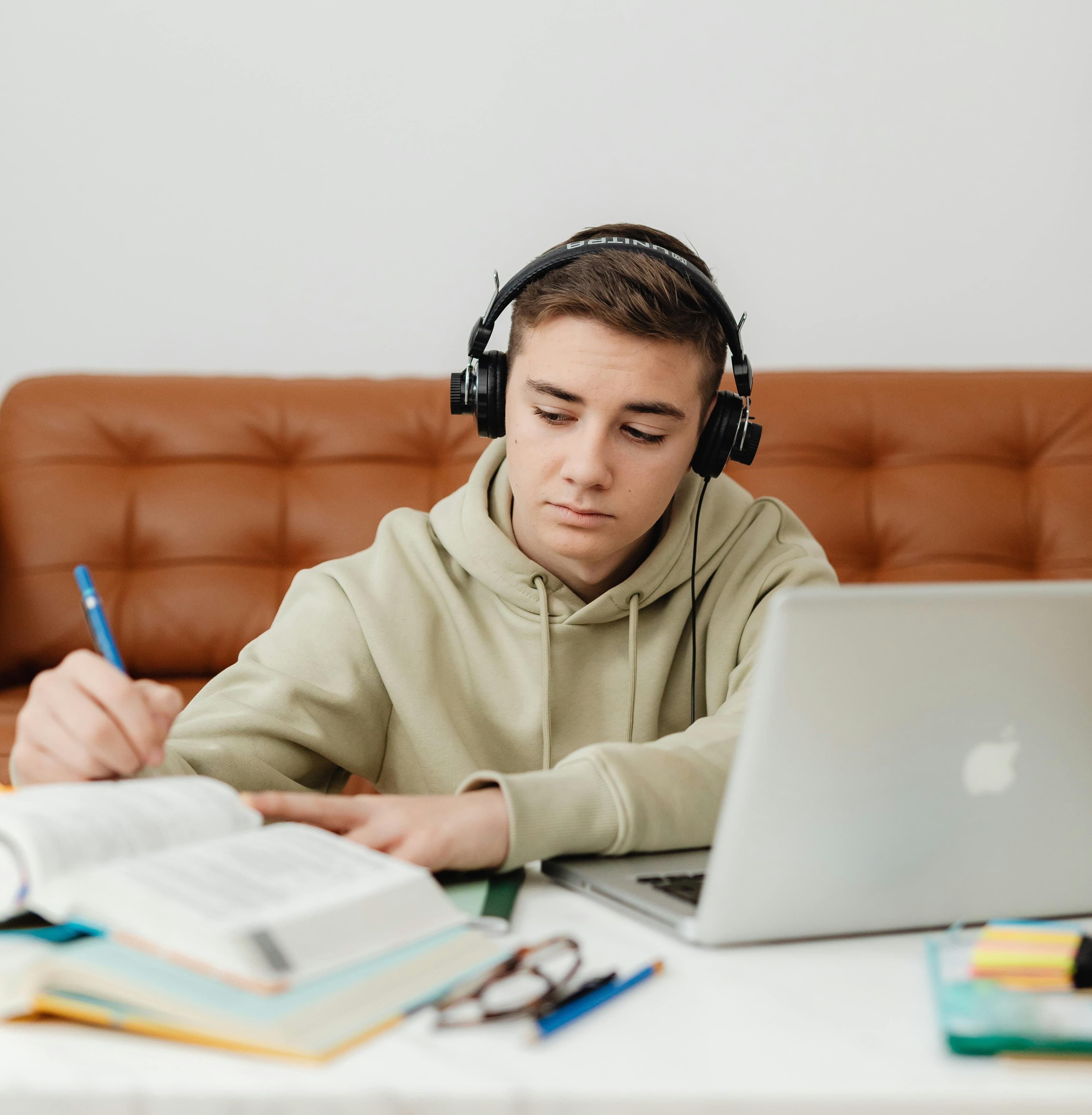 Jóvenes y adultos aprendiendo idiomas